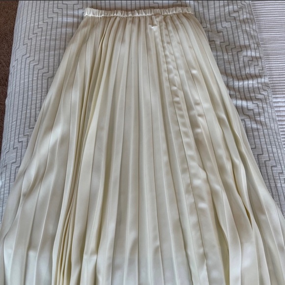 Uniqlo Dresses & Skirts - UNIQLO NWT Cream Pleated Skirt